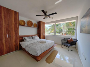 Centrally located apartments steps away from 5th avenue and the beach! By.Yeah